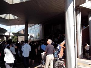 CrowdfromTraintoTGSafter30mins_zps7d6b5e30