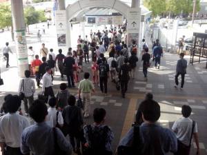 TraincrowdduringthefirstdayofTGS_zps86493eaf